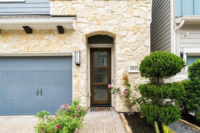 Building Photo - 10922 Brambling Wood Dr