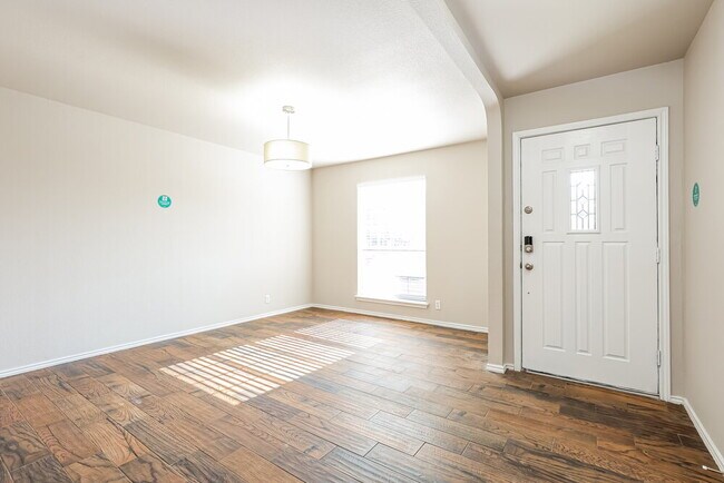 Building Photo - 5019 Crestwood Hill Dr