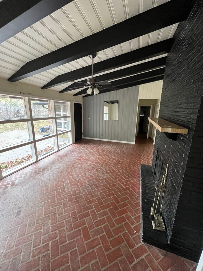 Building Photo - Large 3/bed, 2/bath with 2 living areas!!