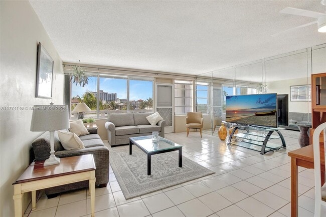 Building Photo - 3111 N Ocean Dr