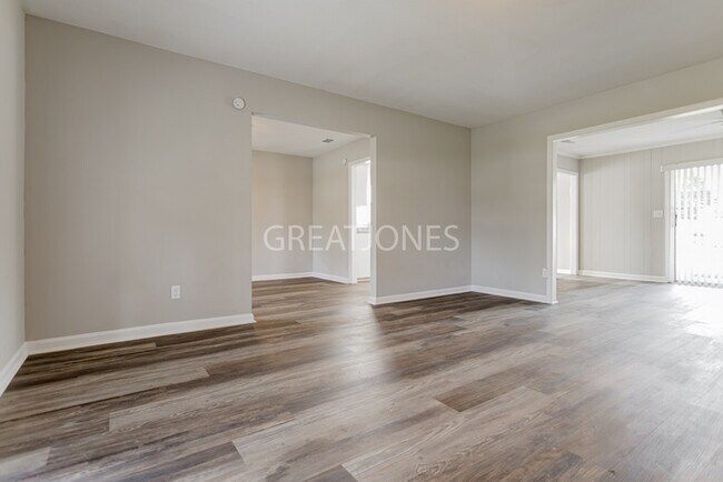 Foto del edificio - NOW OFFERING HALF OFF FIRST FULL MONTH IF ...