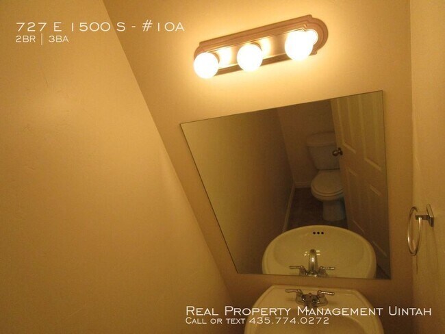 Building Photo - 2 bed 2.5 Bath Townhome in Sky Park II