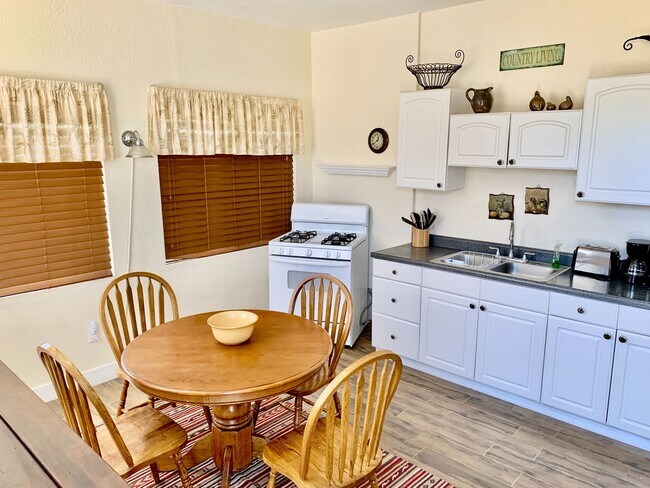 Building Photo - Downstairs Studio w/ Bedroom, Bath, Kitche...