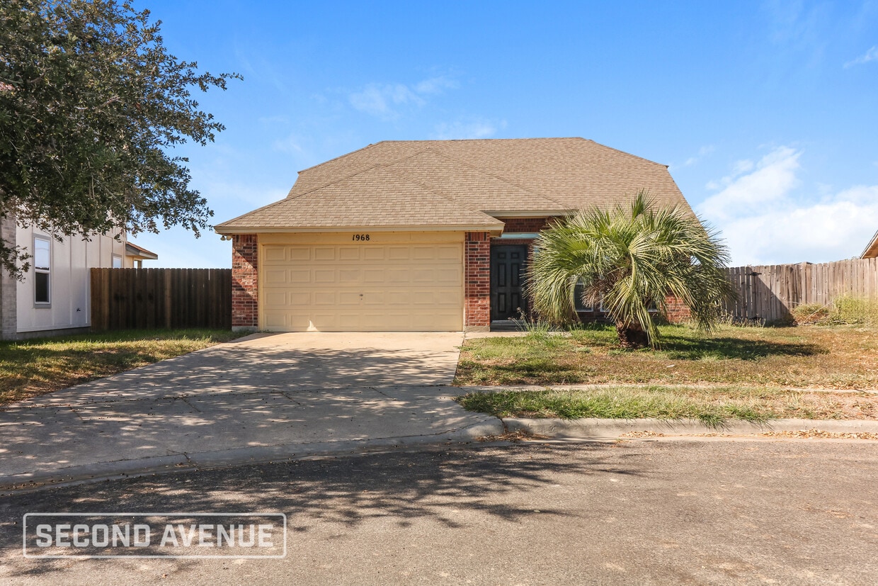 Foto principal - 1968 Westwood Dr