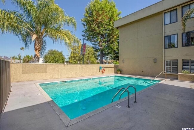 Pool - 5009 Woodman Ave