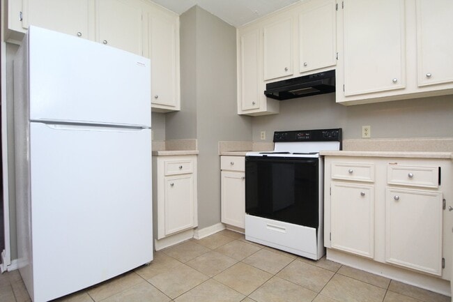 Foto del edificio - 4BR Ranch-Style Home off Olive Rd – Fenced Yard & Garage – Available 2/2