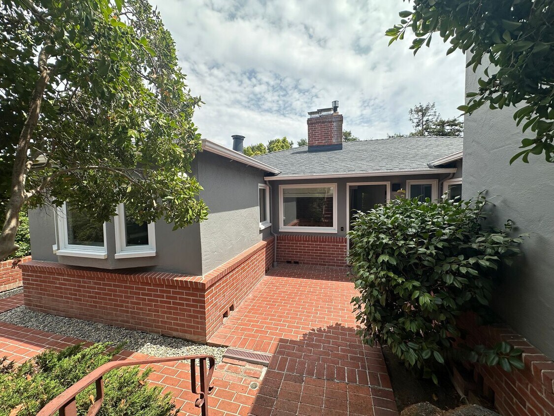 Primary Photo - Charming Four-Bedroom Mid-Century Home in ...