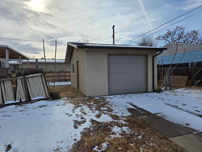 Building Photo - 3001 Azalea St