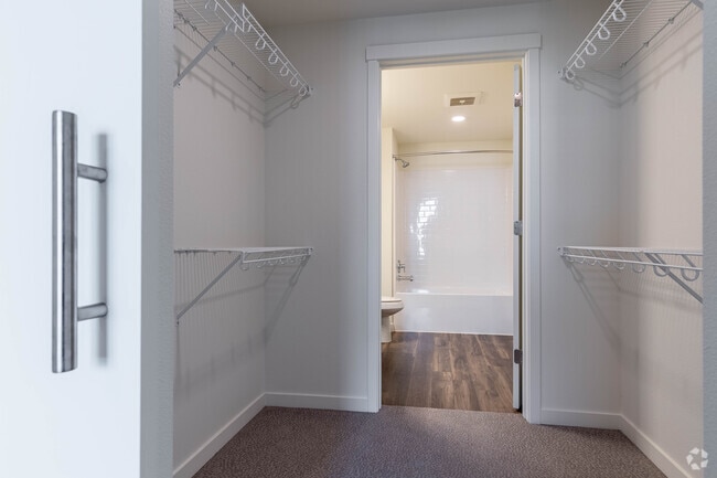 2BR, 2BA - 947SF - The Quarry