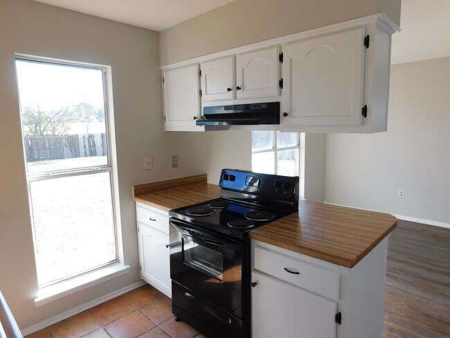 Building Photo - 6190 Somerset Dr
