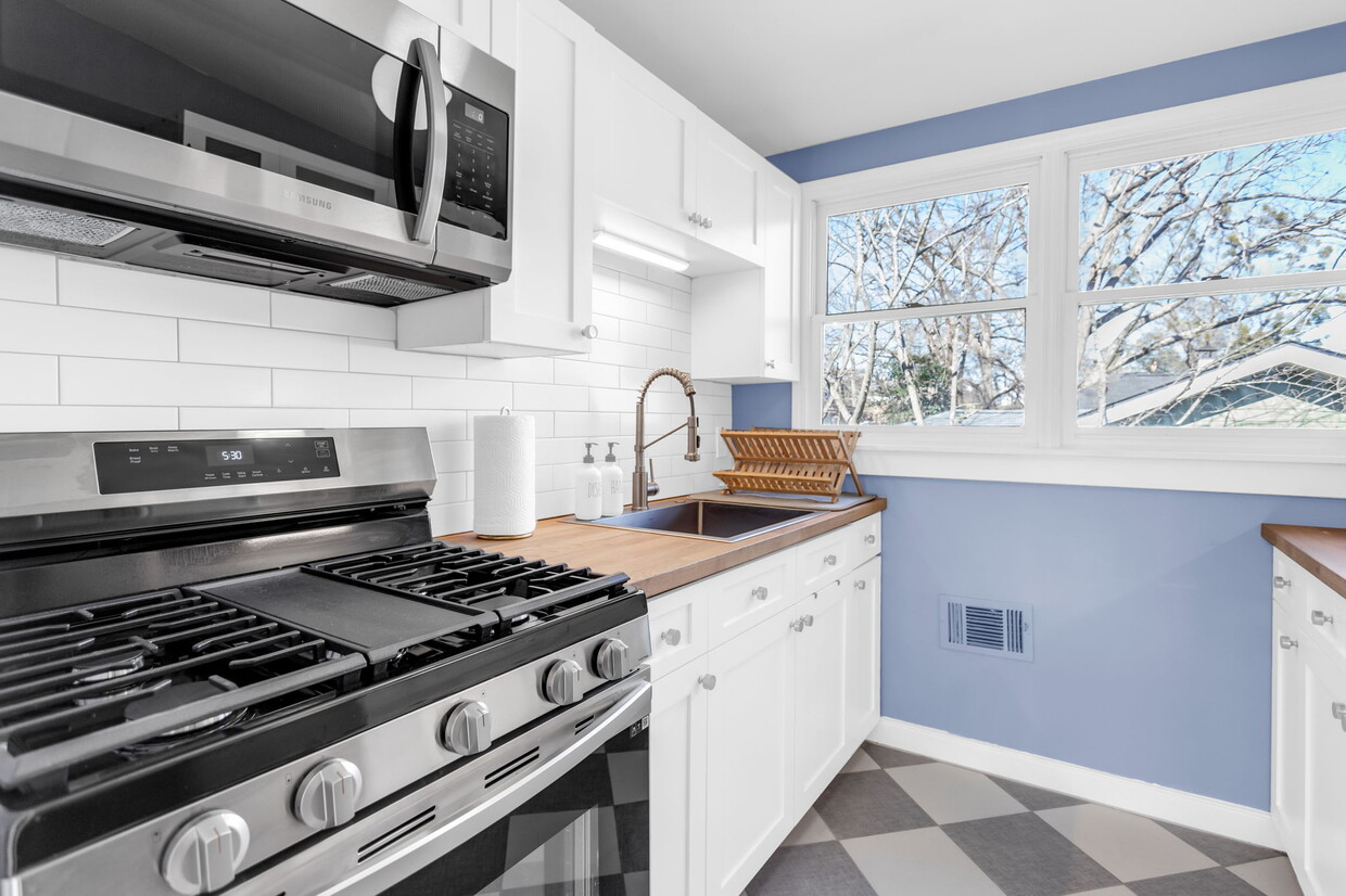 kitchen - 1050 Tilden St NW
