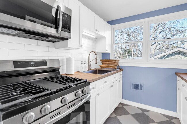 kitchen - 1050 Tilden St NW Apartments