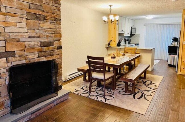 Foto del edificio - Charming 3BR Townhome in Hunter