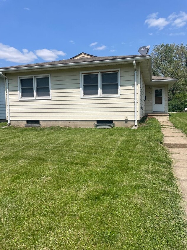 Primary Photo - 2 bedroom 1 bath duplex