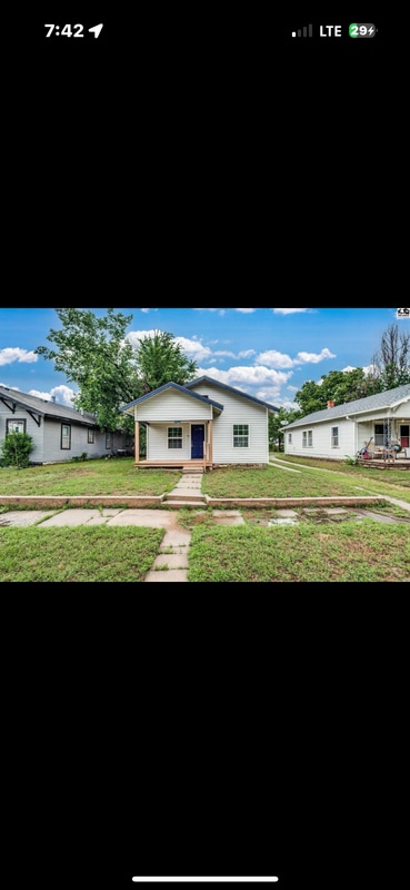 Primary Photo - 1126 E Ave B