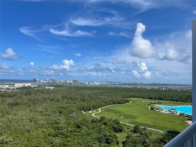 Foto del edificio - 14951 Royal Oaks Ln