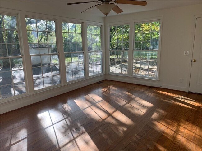 Foto del edificio - 1145 Mayfield Rd