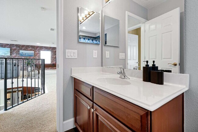 Foto del edificio - "Upscale Living on Boating Blvd | 5-BR/4.5-BA Executive Residence"