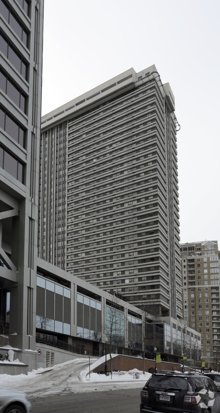 Building Photo - Alexis Nihon Apartments