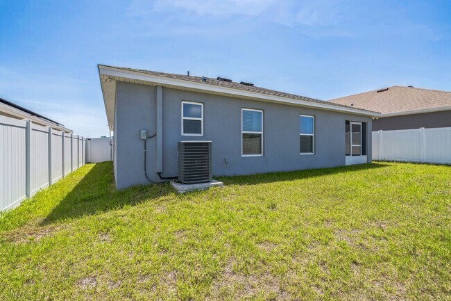 Foto del edificio - Charming 3BR House in Haines City