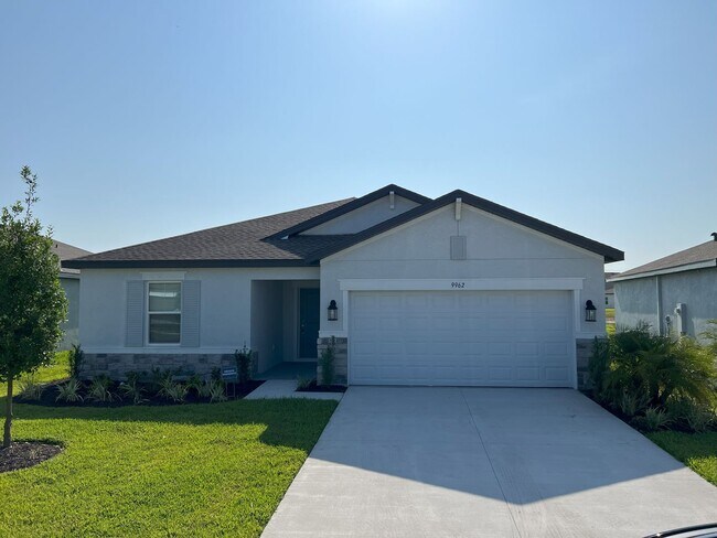 Building Photo - Beautiful Annual 4 Bedroom 2 Bath Single F...