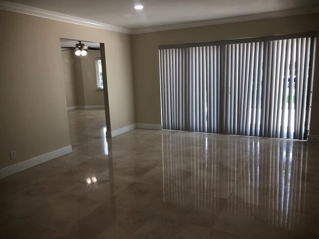 Building Photo - 633 Solar Isle Dr