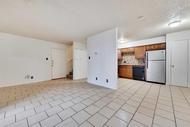 Building Photo - 2801 Skyway Cir