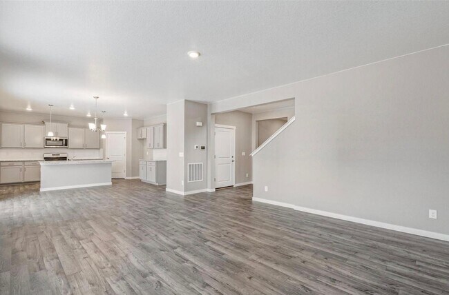 Foto del edificio - Spacious 5-Bedroom Home Including All Appl...