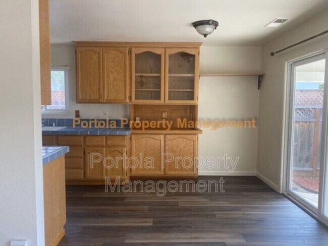 Foto del edificio - 644 Almond Dr