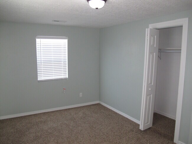 Building Photo - 2 Bedroom West Valley Home - HUGE Yard, av...