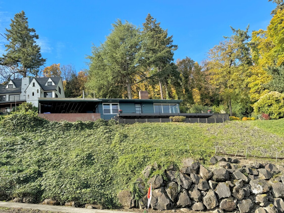 Foto principal - South Portland Hilltop Ranch Home with Ind...