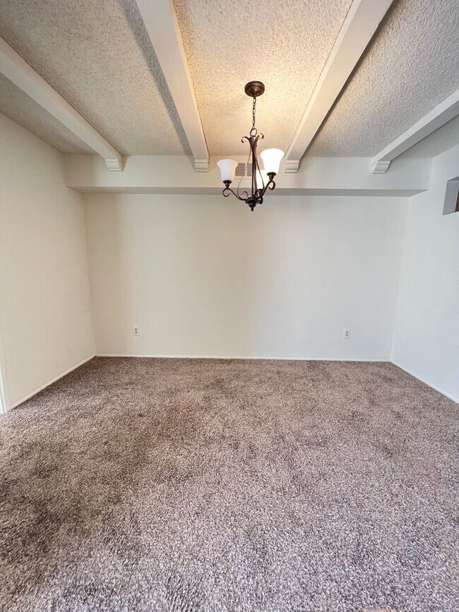 Foto del edificio - 4 Bedroom 2 Bathroom Town Home