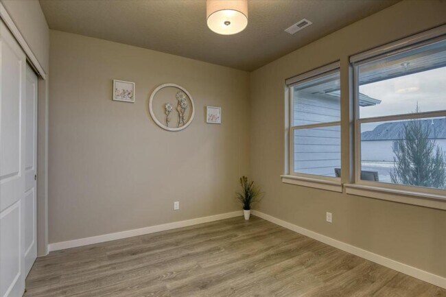 Building Photo - 2425 E Corrine Ln