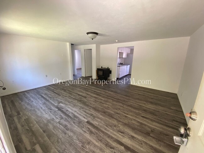 Building Photo - Harrison: 2 bdrm / 1 ba Home