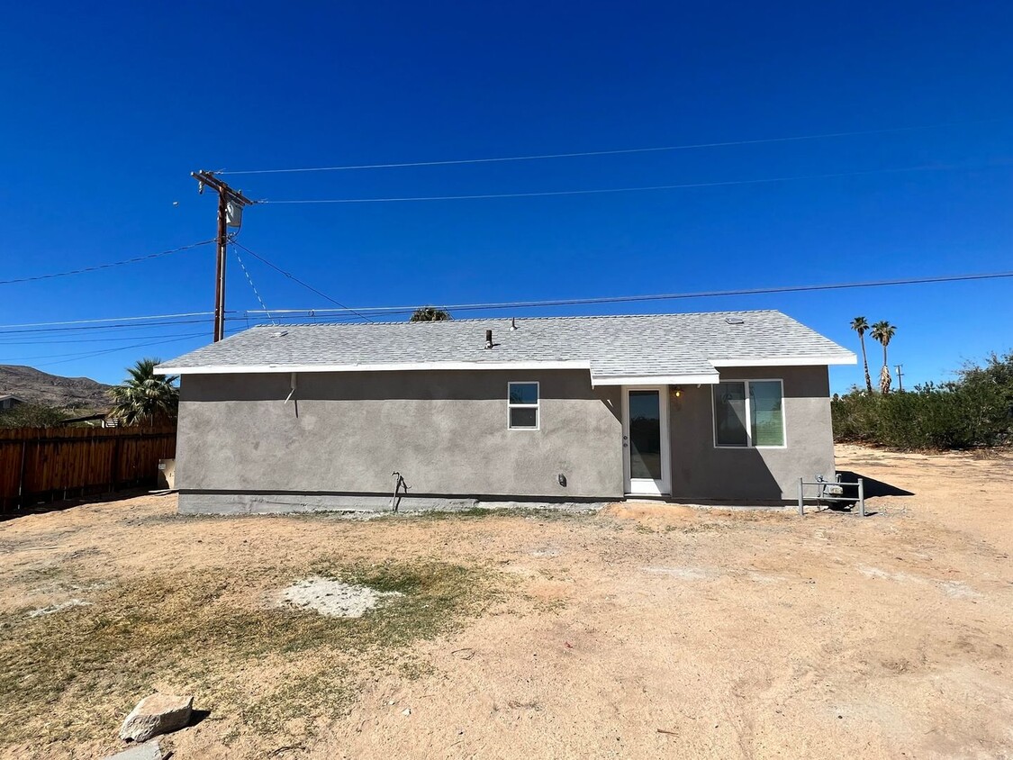 Foto principal - 2 Bedroom 1 Bath Home - Large Lot - Close ...