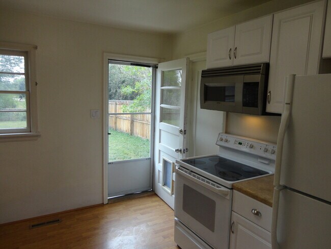 Foto del edificio - Charming Duplex with Washer/Dryer and Fenc...