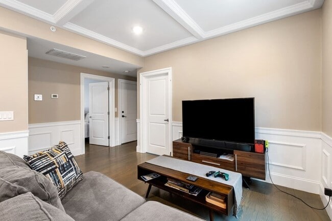 Building Photo - 12 Morton St