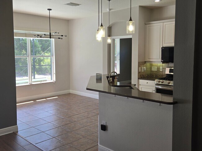 Foto del edificio - Freshly Painted 4BR/2BA Pool Home with Screened Pool & Spa – Move-In Ready!