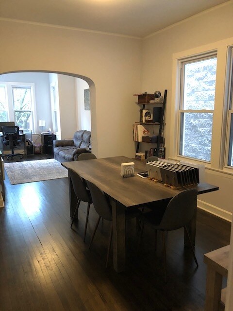 Comedor - 3320 N Lakewood Ave