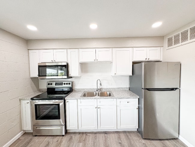 Photo - 1110 E Highland Ave Apartment