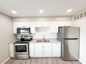 Building Photo - 1110 E Highland Ave