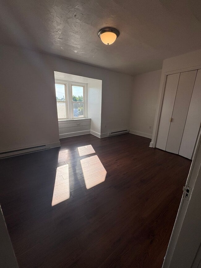 Building Photo - 3rd Floor Efficiency! Near York College in York City