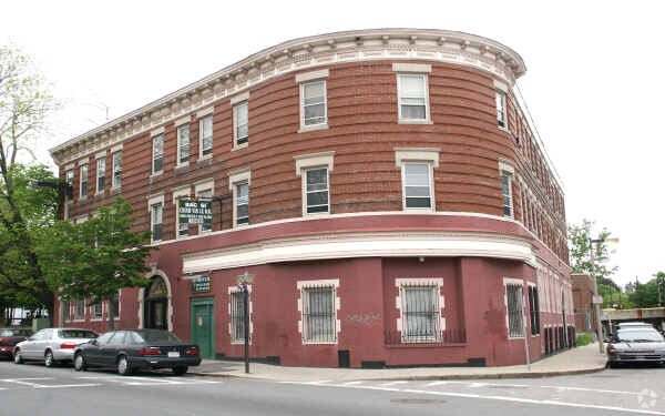 Primary Photo - 1980-1984A Dorchester Ave