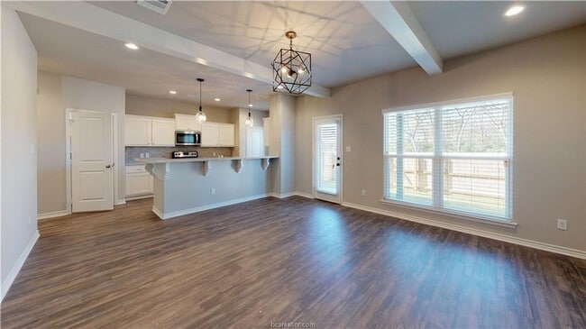 Building Photo - Rooms available in 4 bedroom house