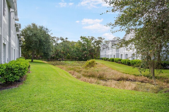 Foto del edificio - Riverwalk Retreat: Updated 3BR Townhome in...