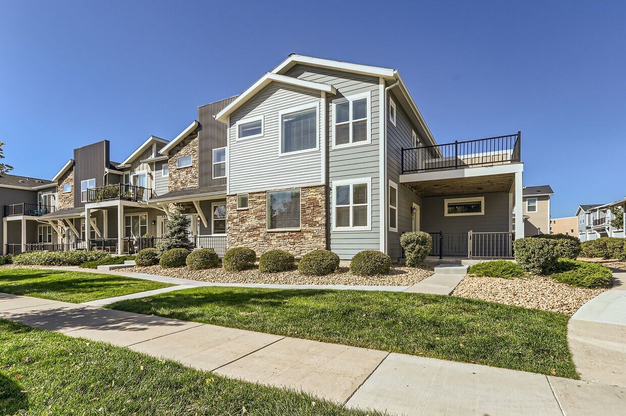 Primary Photo - Gorgeous West Longmont Townhome!