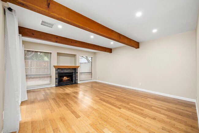 Foto del edificio - Beautiful 3-bedroom, 3-bathroom townhome  ...