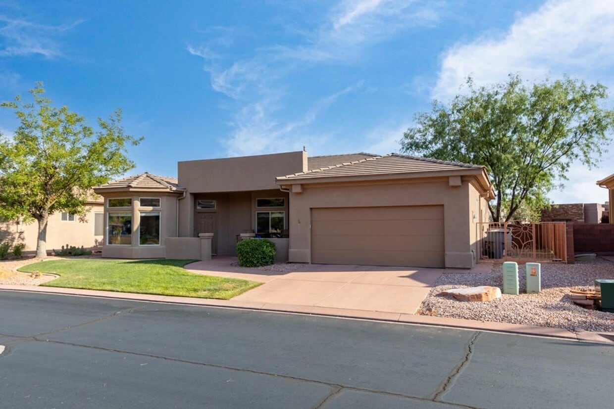 Primary Photo - Lovely 3 Bedroom Home With 2 Community Pools