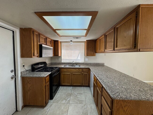 Foto del edificio - SW Bakersfield home!