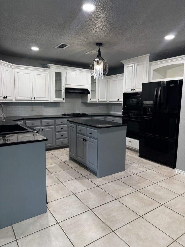 Building Photo - Stunning 3 Bed, 2 Bath Home in Sunridge Subdivision